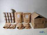 Plusieurs paquets de nourriture sont posés sur une table à côté d'un carton.
