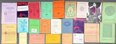 beaucoup de livres accrochés au mur
