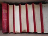 plusieurs livres superposés dans une boîte