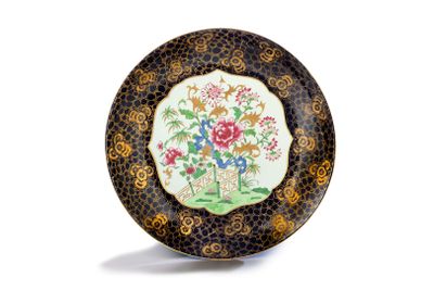 une assiette ornée d'un motif floral sur une surface blanche