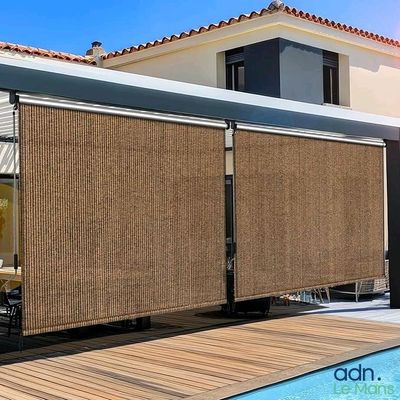 une terrasse avec une table et des chaises près d'une piscine