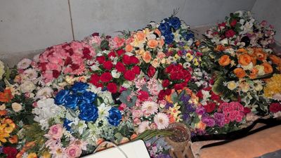 ENSEMBLE d'articles funéraires dont fleurs artificielles et …