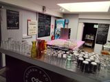 un comptoir sur lequel sont posés de nombreux verres et bocaux
