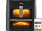 une friteuse à air chaud contenant des aliments, posée à côté d'un téléphone portable
