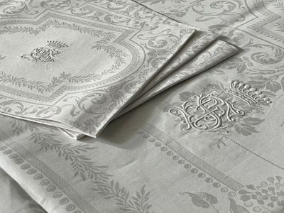 un gros plan sur une nappe ornée d'un monogramme