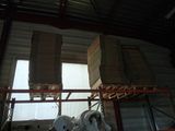Les cartons sont empilés sur un rayonnage dans un entrepôt doté d'une fenêtre