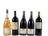 plusieurs bouteilles de vin sont alignées sur une surface blanche