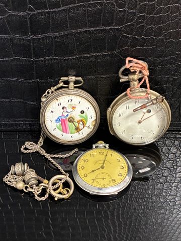 Trois montres à gousset en métal dont une à décor peint sur émail...