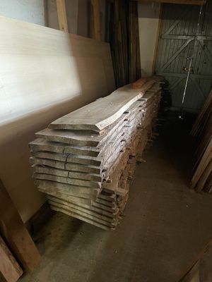 de nombreuses pièces de bois empilées dans une pièce