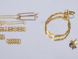 beaucoup de bijoux en or sur une surface blanche