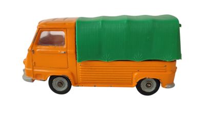 un camion jouet avec une bâche verte à l'arrière