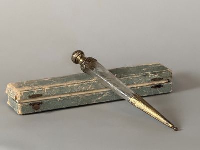 un petit objet métallique surmonté d'une longue lame