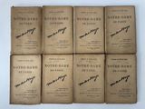 six vieux livres portant des inscriptions, posés sur une table