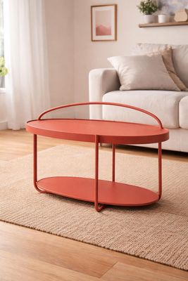 une table basse rouge posée sur un tapis dans un salon