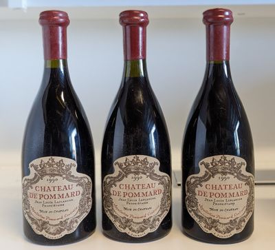 trois bouteilles de vin posées les unes à côté des autres sur un comptoir
