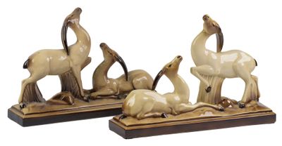 deux figurines d'animaux empilées l'une sur l'autre
