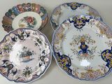 trois assiettes à motifs différents posées sur une table