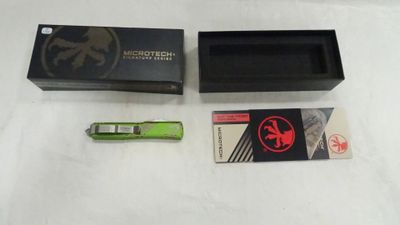 un gros plan sur un paquet de cigarettes et un briquet posés sur une table