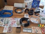 une table sur laquelle se trouvent plusieurs objets