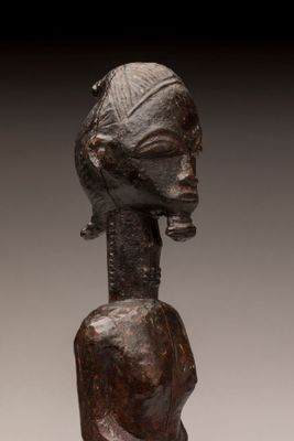 un gros plan sur la statue d'une femme portant un chapeau sur la tête