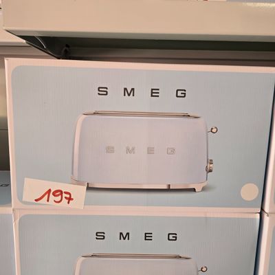 deux réfrigérateurs Smeg exposés dans un magasin