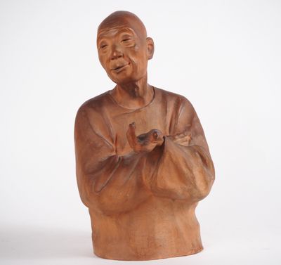 statue d'un vieil homme les bras croisés