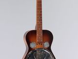 une image représentant une guitare suspendue au plafond