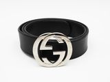 un gros plan sur une ceinture noire avec une boucle argentée