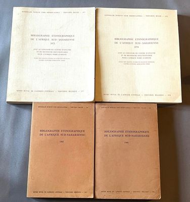 trois livres posés sur une table l'un à côté de l'autre