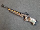 le fusil est posé par terre à côté du pistolet