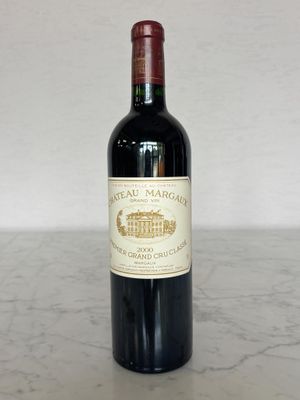 une bouteille de vin posée sur une table