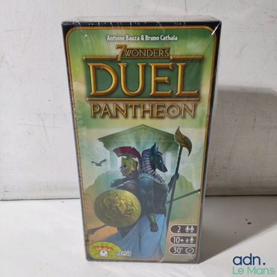 une image d'un jeu vidéo intitulé « Duel Pantheon » posée sur une table