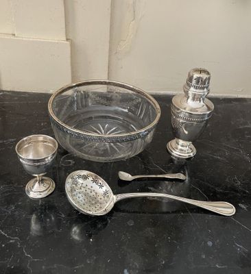 beaucoup d'objets en argent sur la table