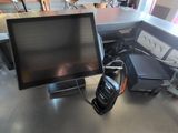 une image représentant un bureau avec un écran d'ordinateur et un téléphone portable