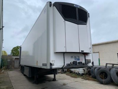 un gros camion blanc garé sur un parking