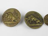 six boutons anciens en laiton représentant des personnages et des animaux
