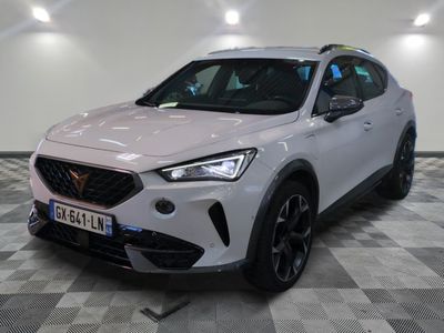 une voiture blanche est garée dans une pièce au sol en damier