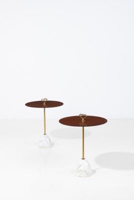 une paire de tables d'appoint en laiton et marbre, avec un plateau en bois