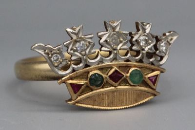 une bague en or surmontée d'une couronne