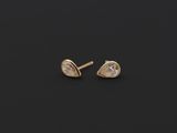 une paire de boucles d'oreilles en or serties de diamants blancs sur fond noir