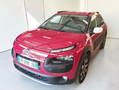 une voiture rouge garée dans un garage