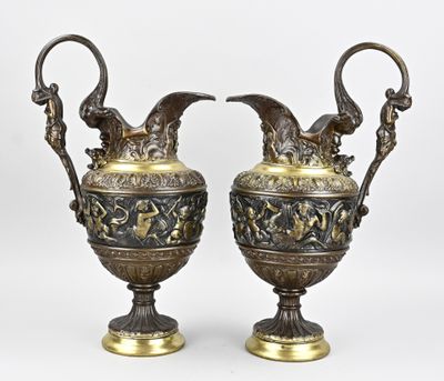 paire de vases anciens en laiton, munis d'anses