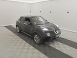 la photo d'une voiture dans un garage au sol en damier