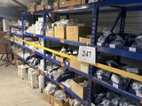 un grand entrepôt où s'empilent des cartons sur les étagères