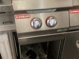une cuisine équipée d'une cuisinière, d'un four et d'un évier