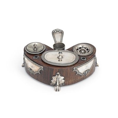 une image représentant une boîte en argent et en bois sur laquelle sont posés une cuillère et un repose-cuillère