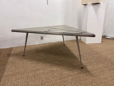 une photo d'une table dans un coin d'une pièce