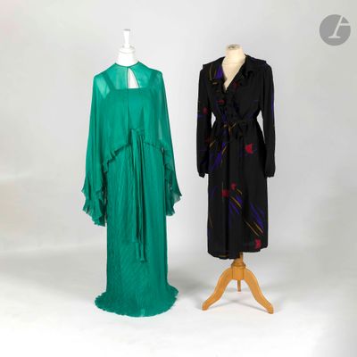 deux robes sur un présentoir à mannequin, l'une verte et l'autre noire