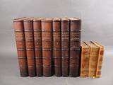 plusieurs vieux livres sont empilés sur une table