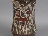 un vase orné d'une peinture sur un fond gris